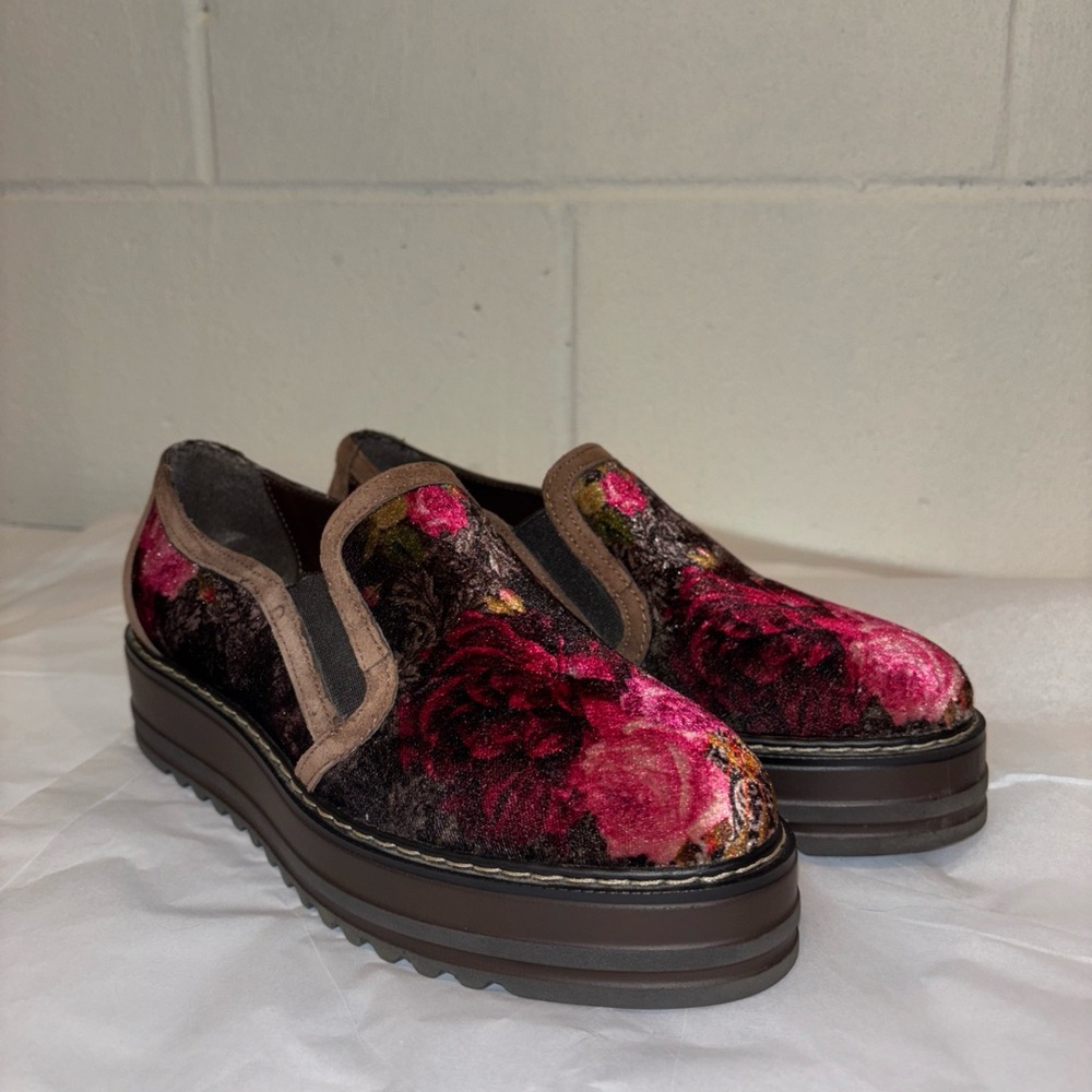 White Mountain Pink and Black Floral velvet leather Platform loafer shoes